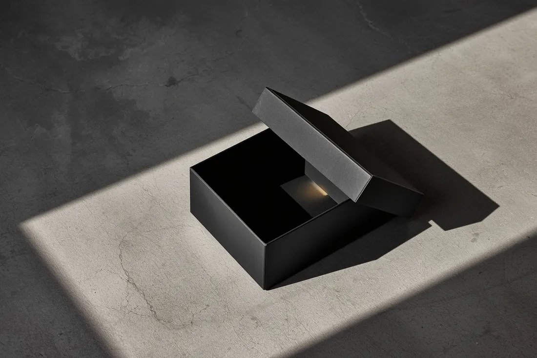 Leere schwarze Geschenkbox ohne Deckel Leere schwarze Geschenkbox ohne Deckel